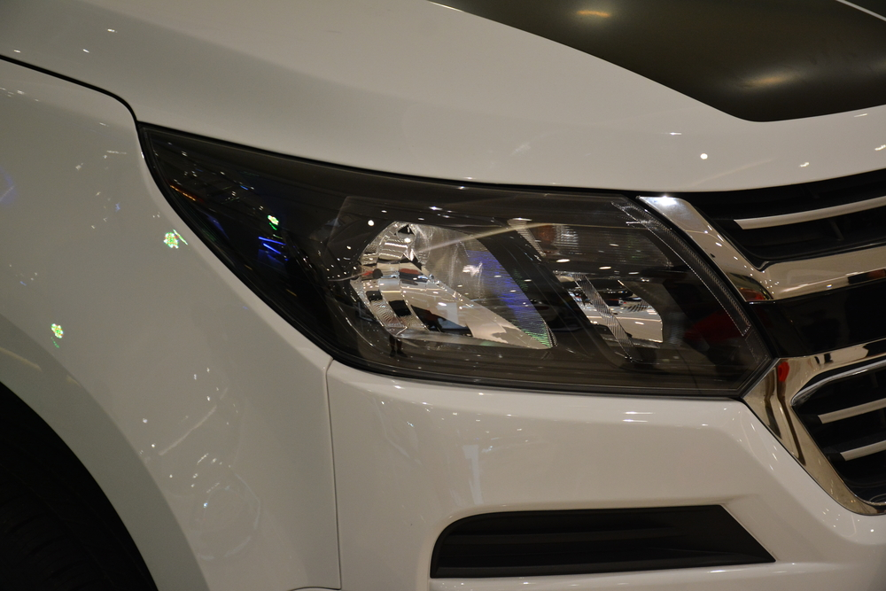 close up of 2021 chevy colorado headlight