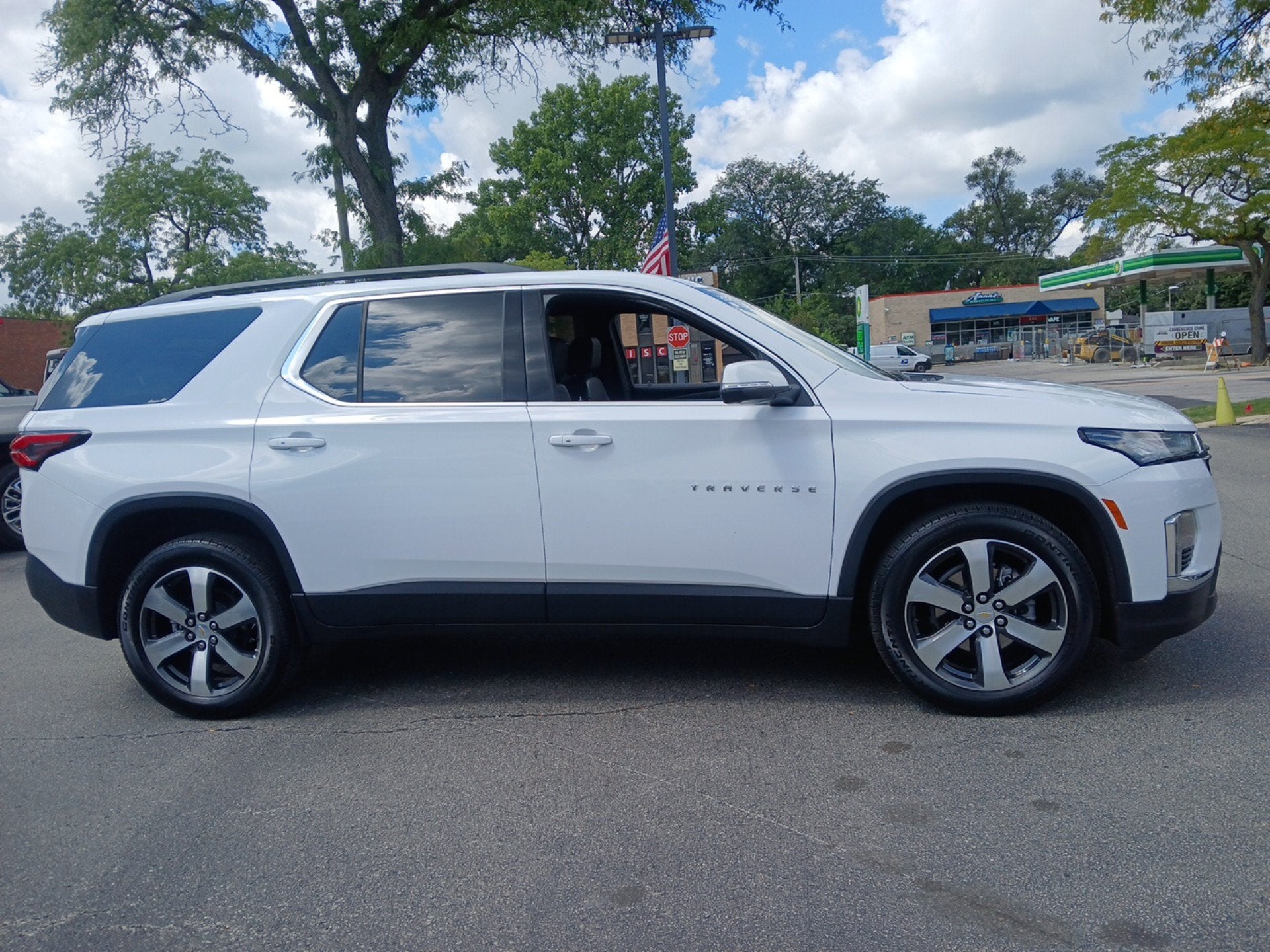 2023 Chevrolet Traverse LT Leather