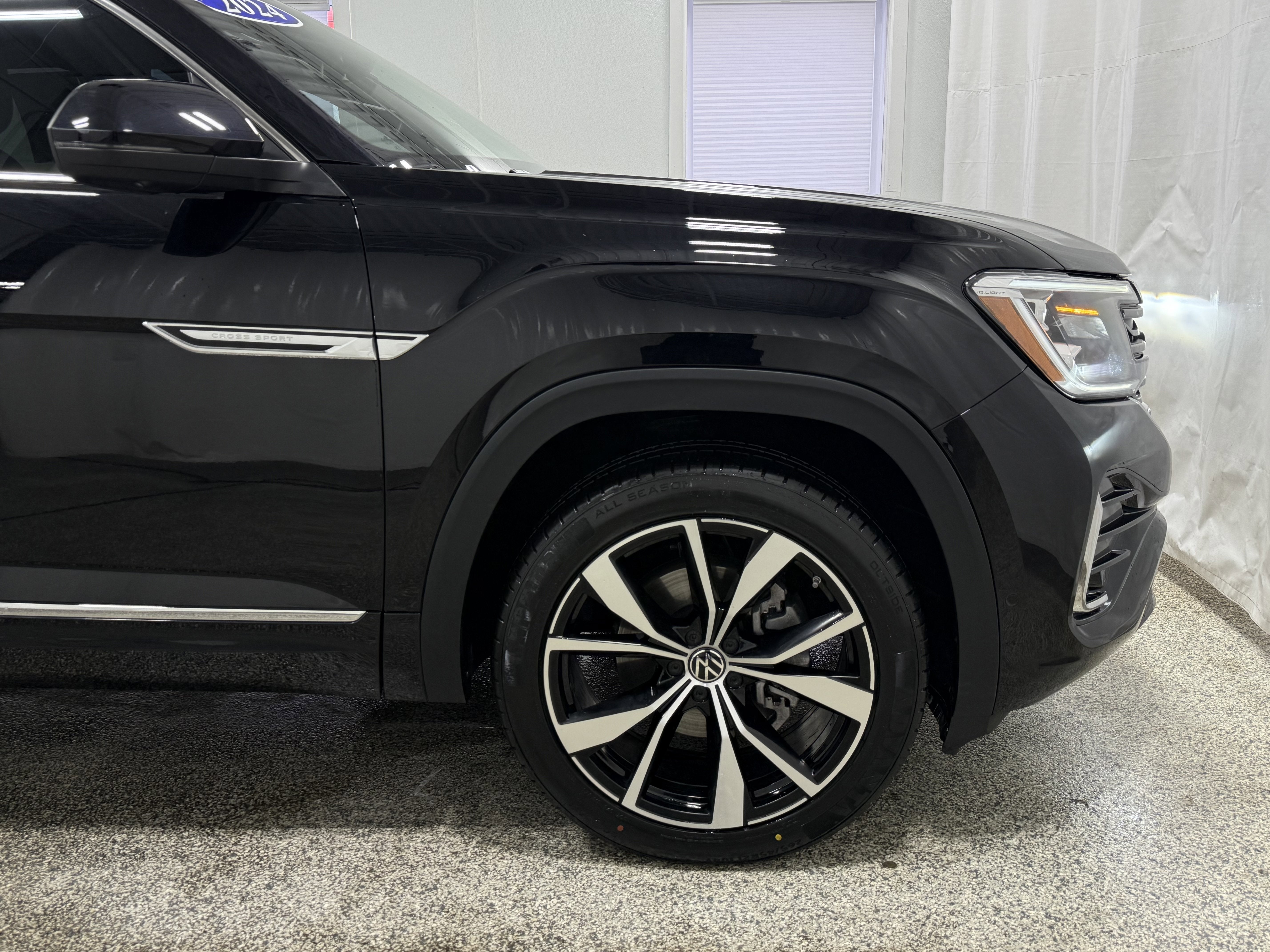 2024 Volkswagen Atlas Cross Sport 2.0T SEL Premium R-Line