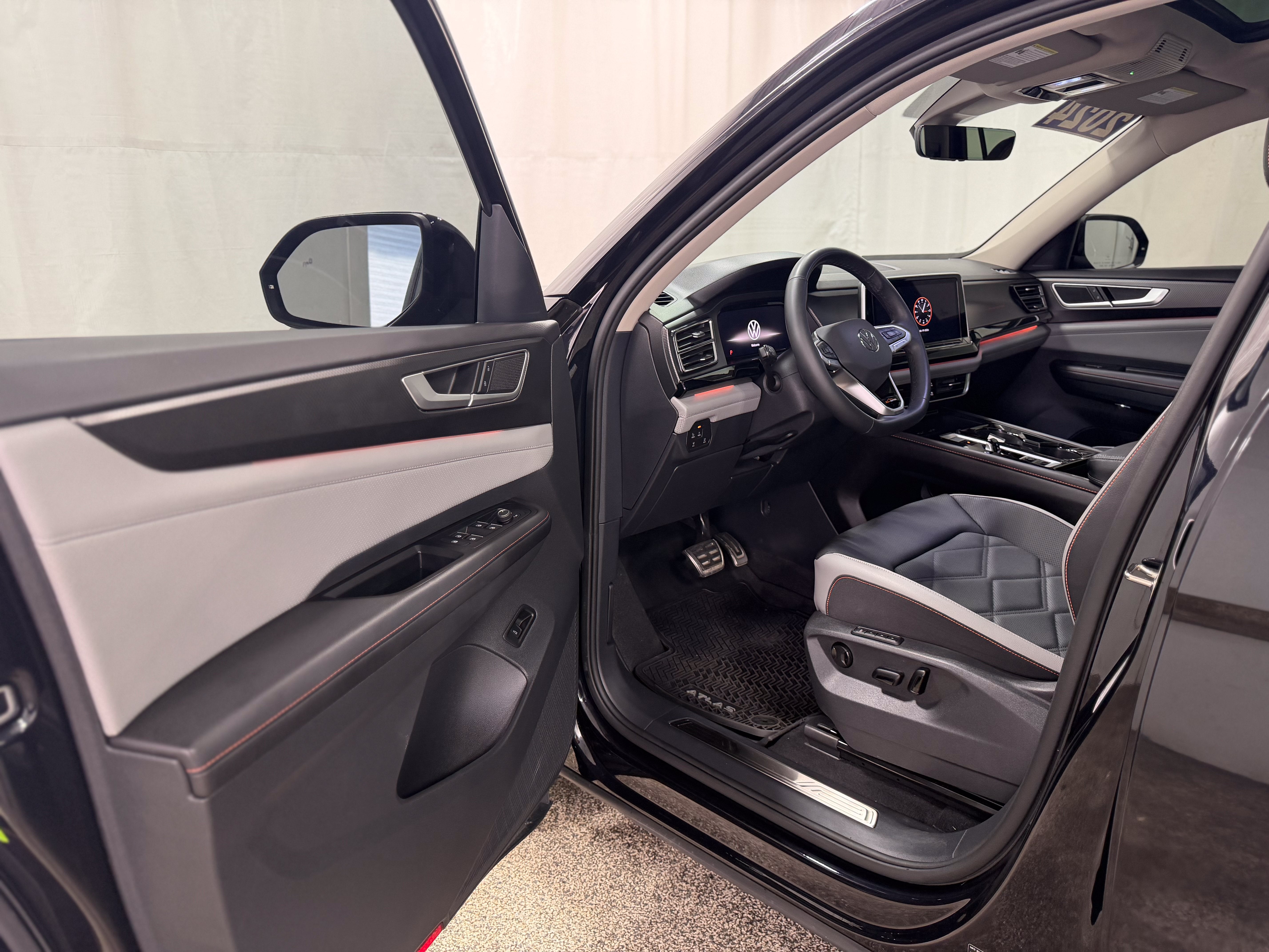 2024 Volkswagen Atlas 2.0T Peak Edition SEL