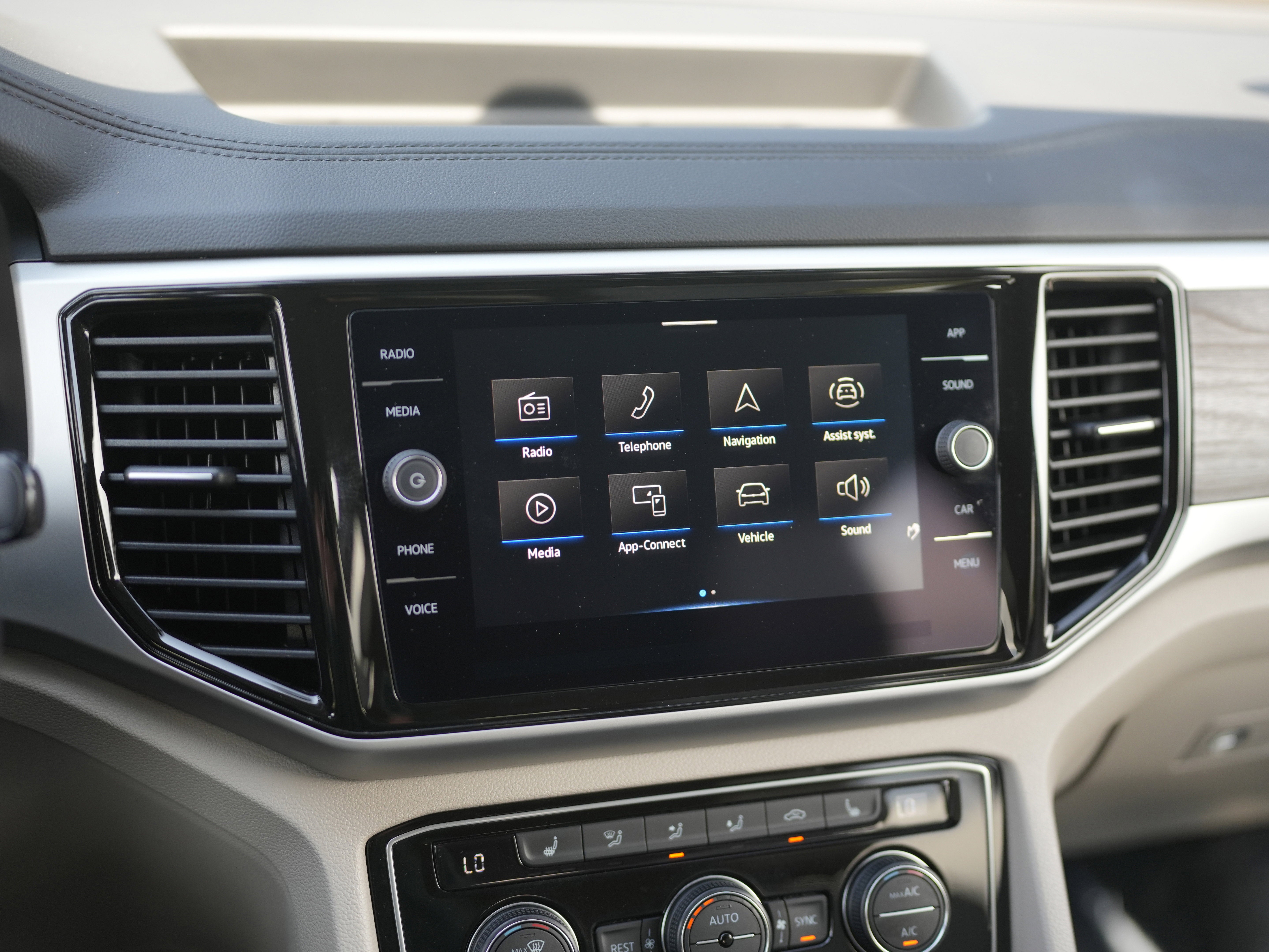 2023 Volkswagen Atlas 3.6L V6 SE w/Technology