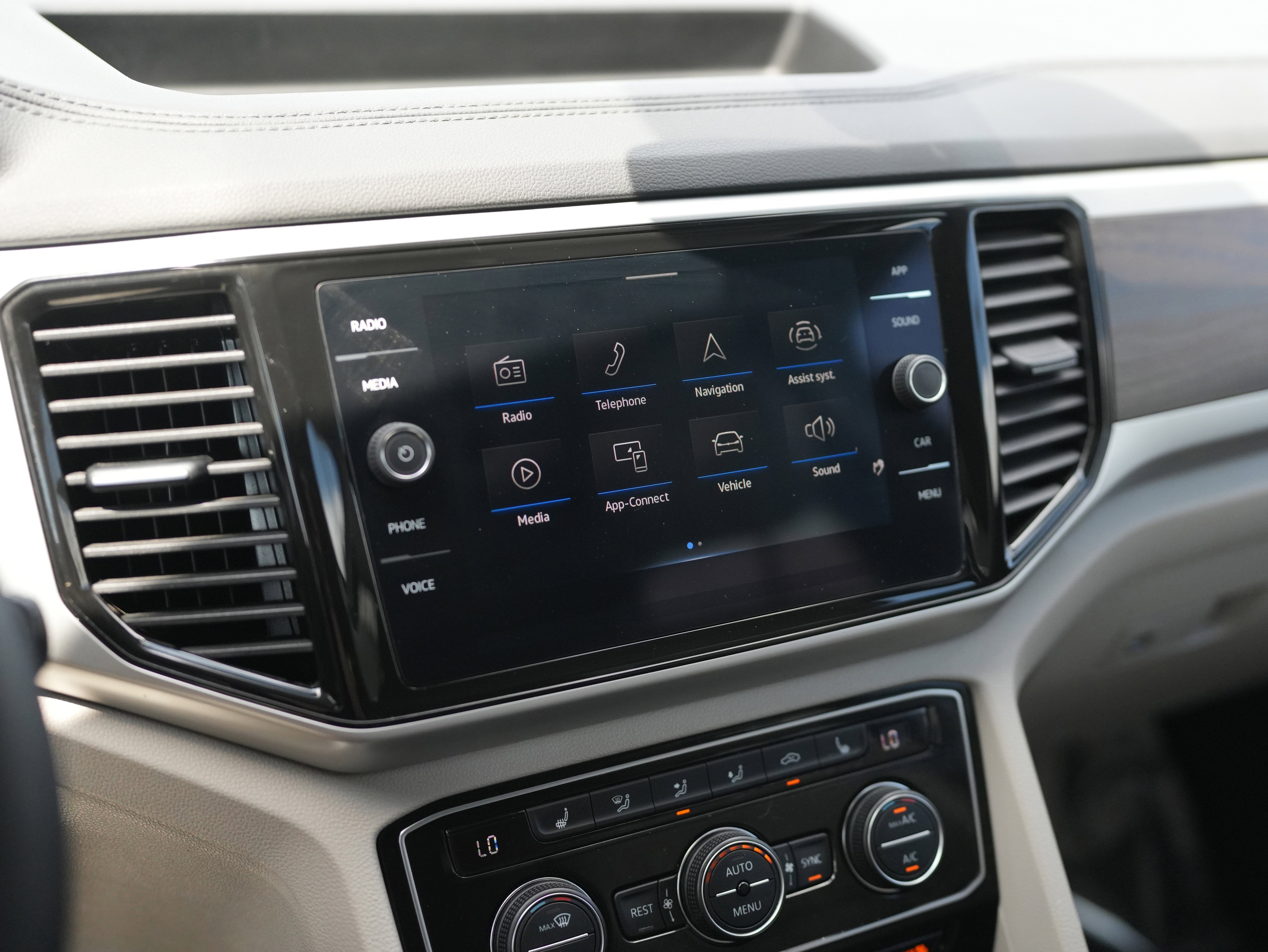 2023 Volkswagen Atlas 3.6L V6 SE w/Technology