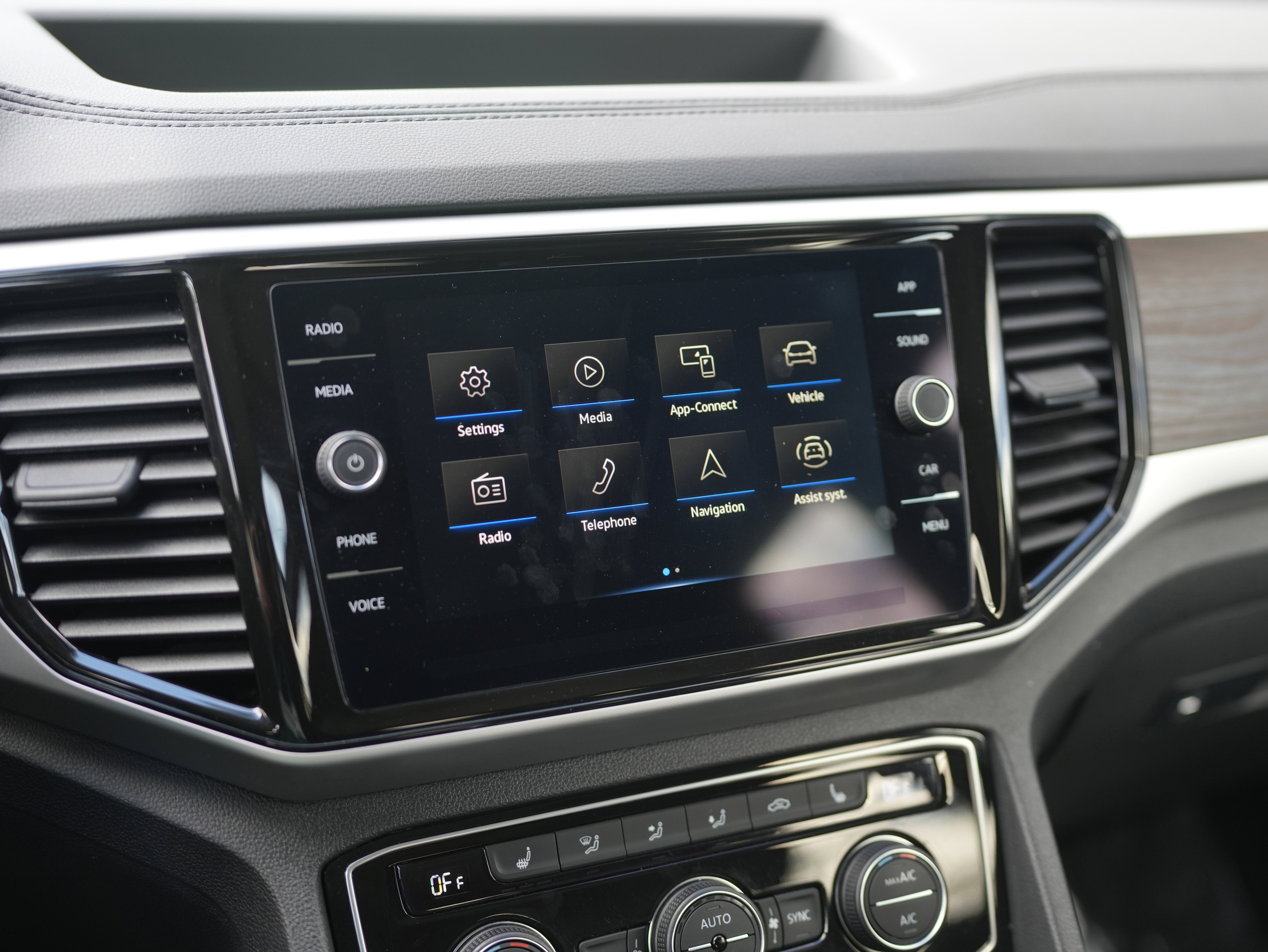 2023 Volkswagen Atlas 3.6L V6 SE w/Technology