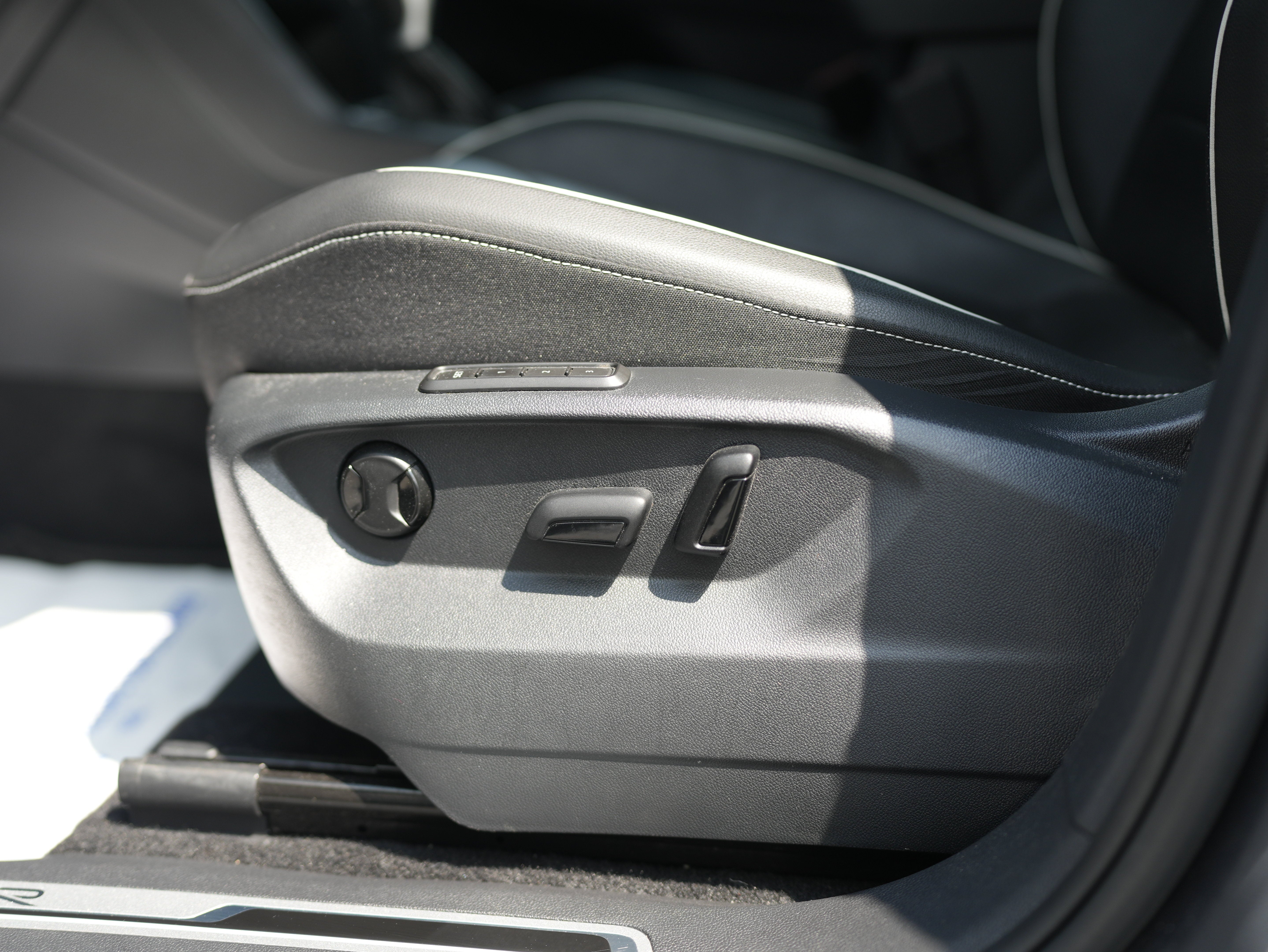 2023 Volkswagen Tiguan 2.0T SEL R-Line