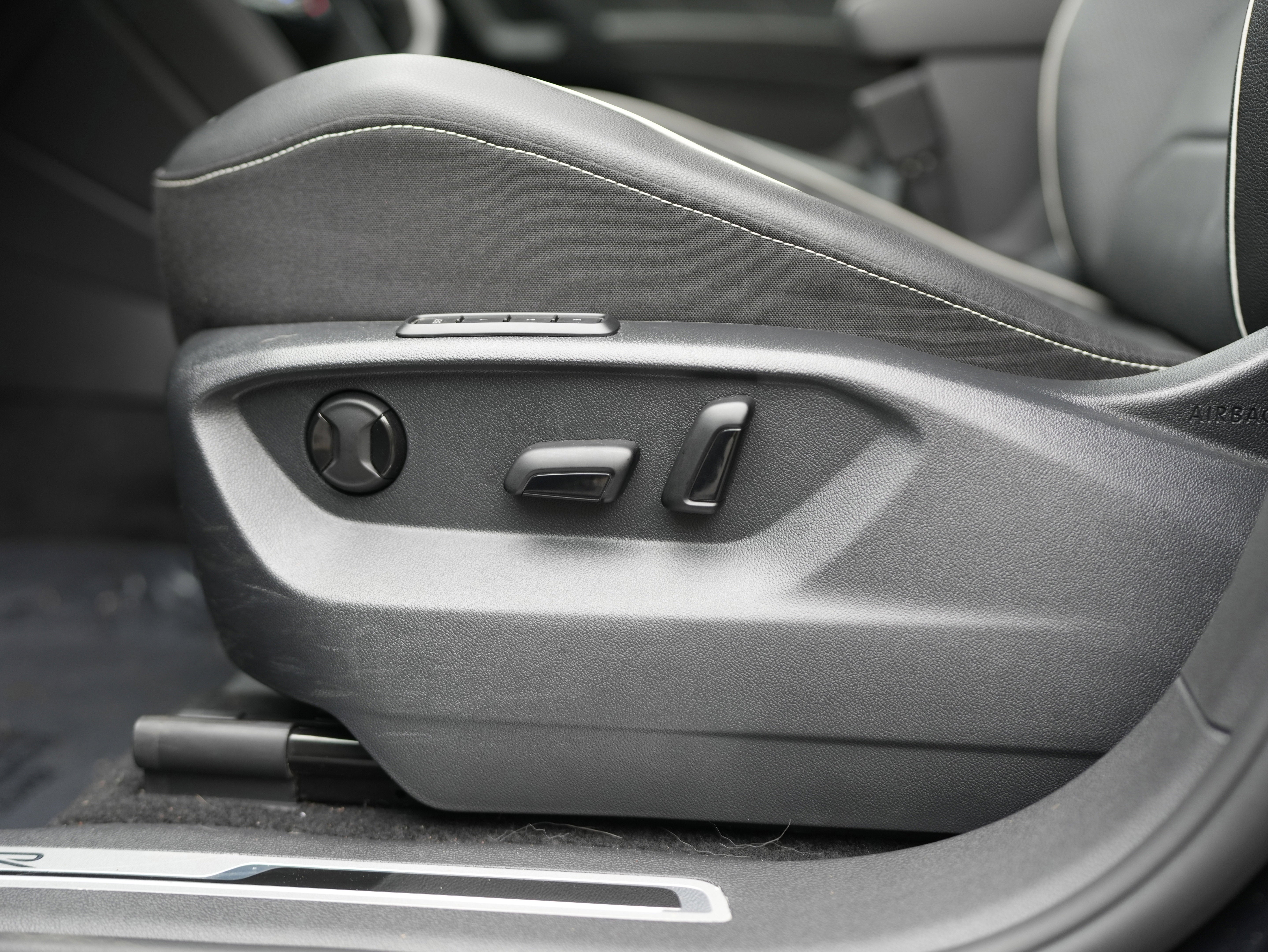 2023 Volkswagen Tiguan SEL R-Line