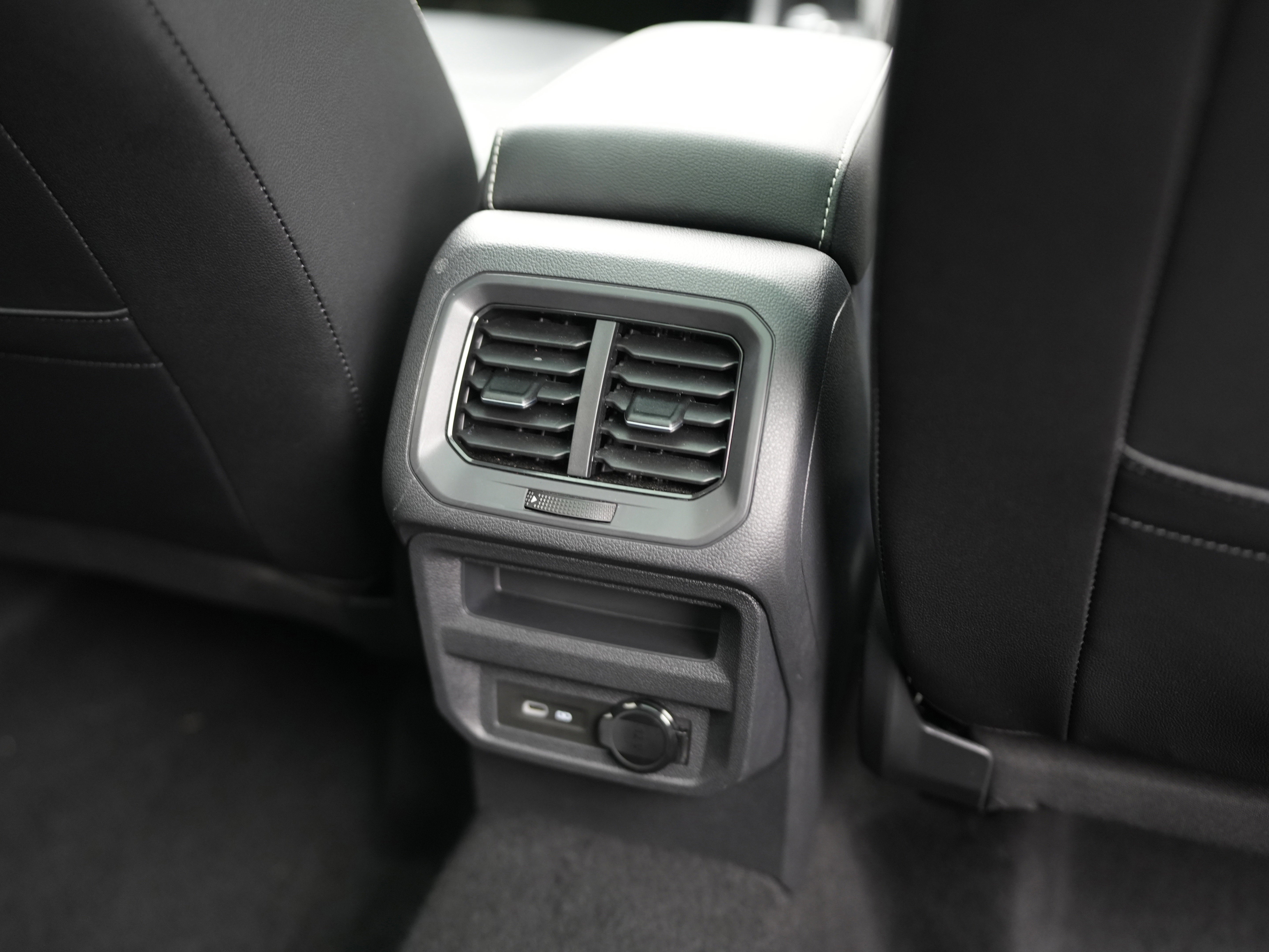 2023 Volkswagen Tiguan SEL R-Line