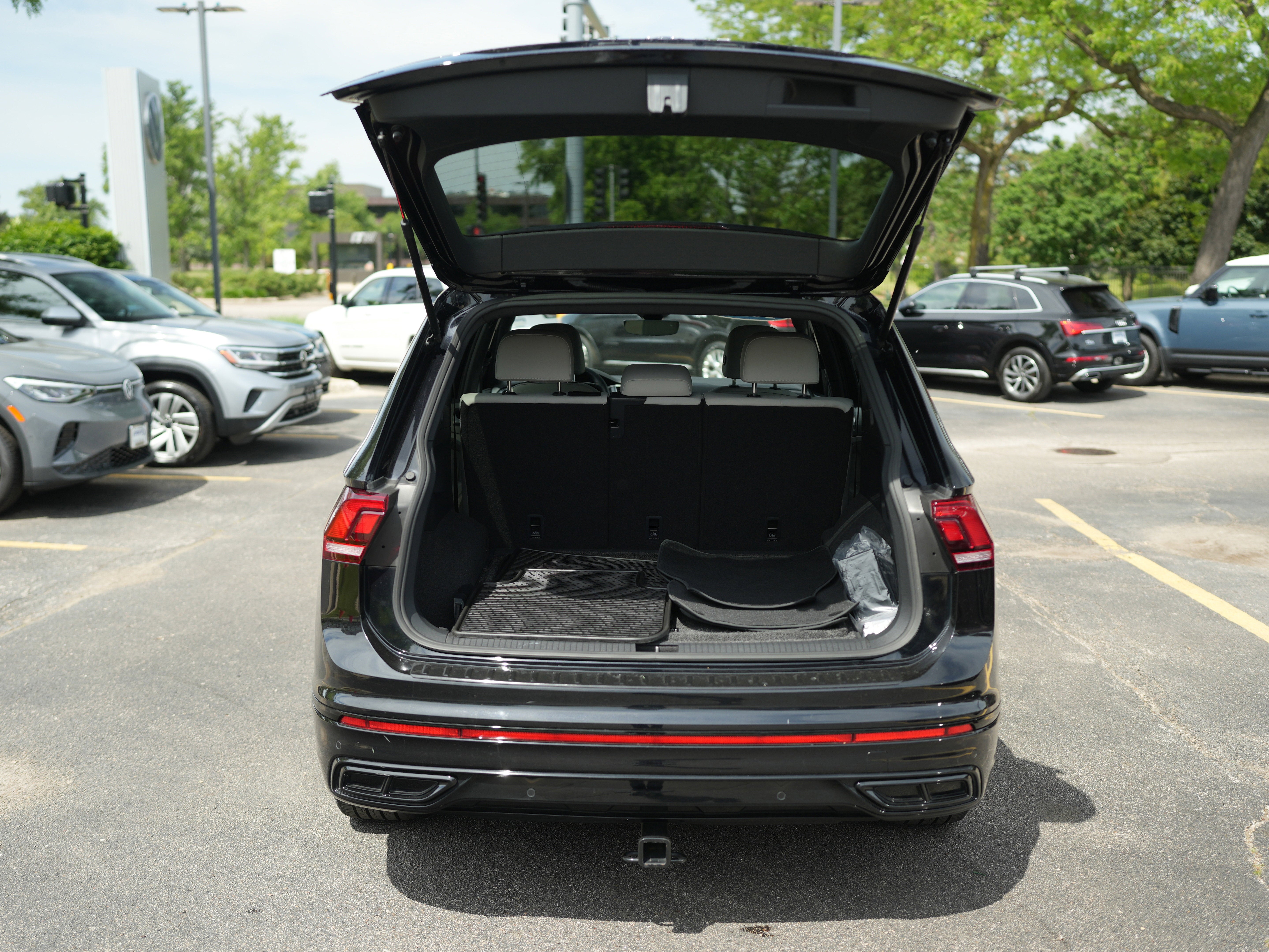 2023 Volkswagen Tiguan 2.0T SE R-Line Black