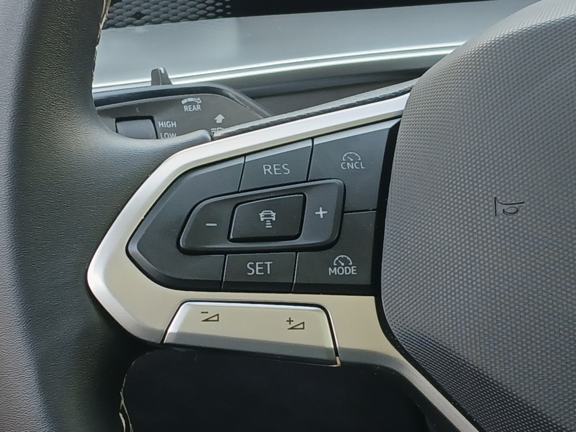 2025 Volkswagen Tiguan SE
