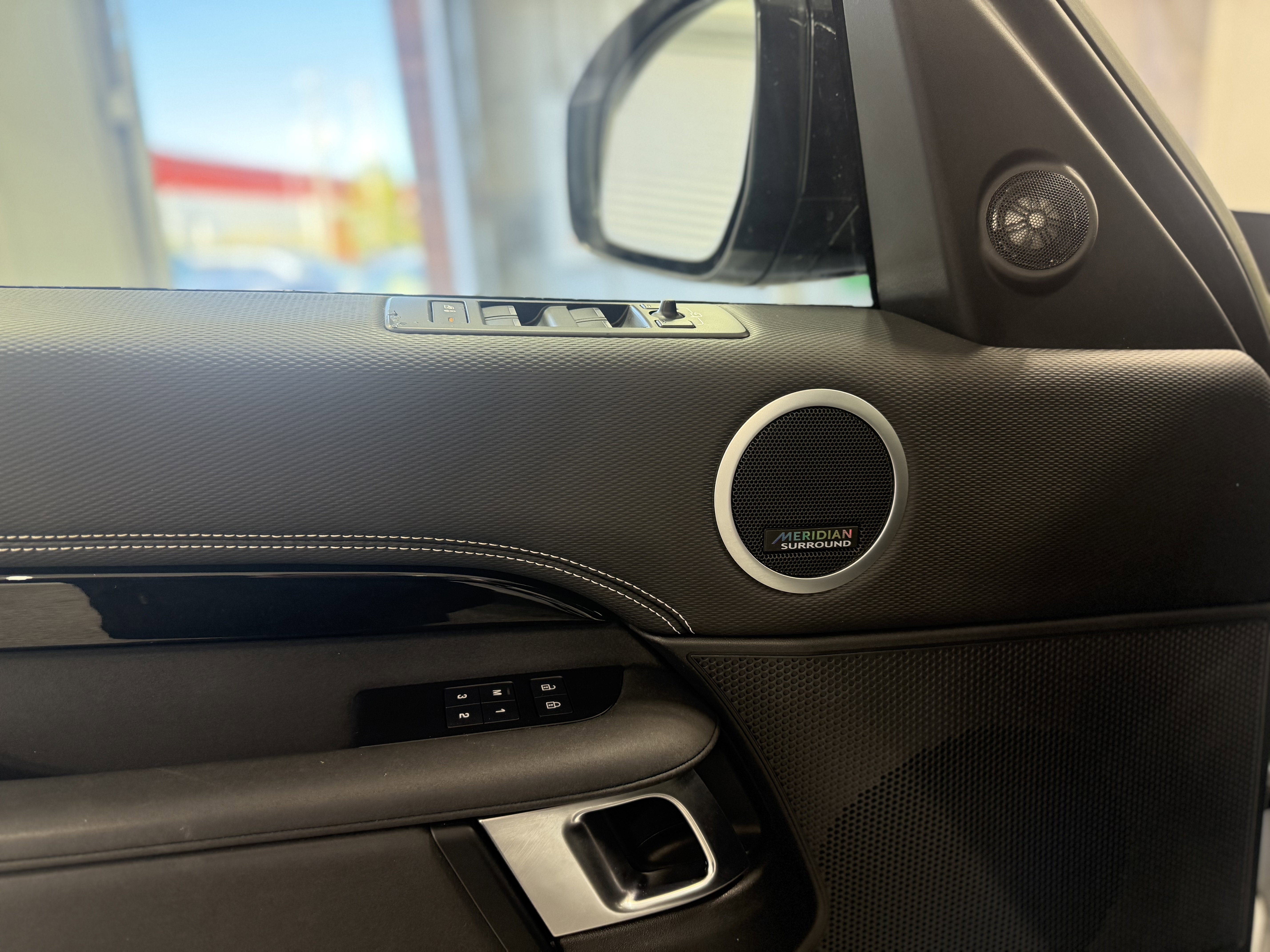 2023 Land Rover Discovery Metropolitan Edition