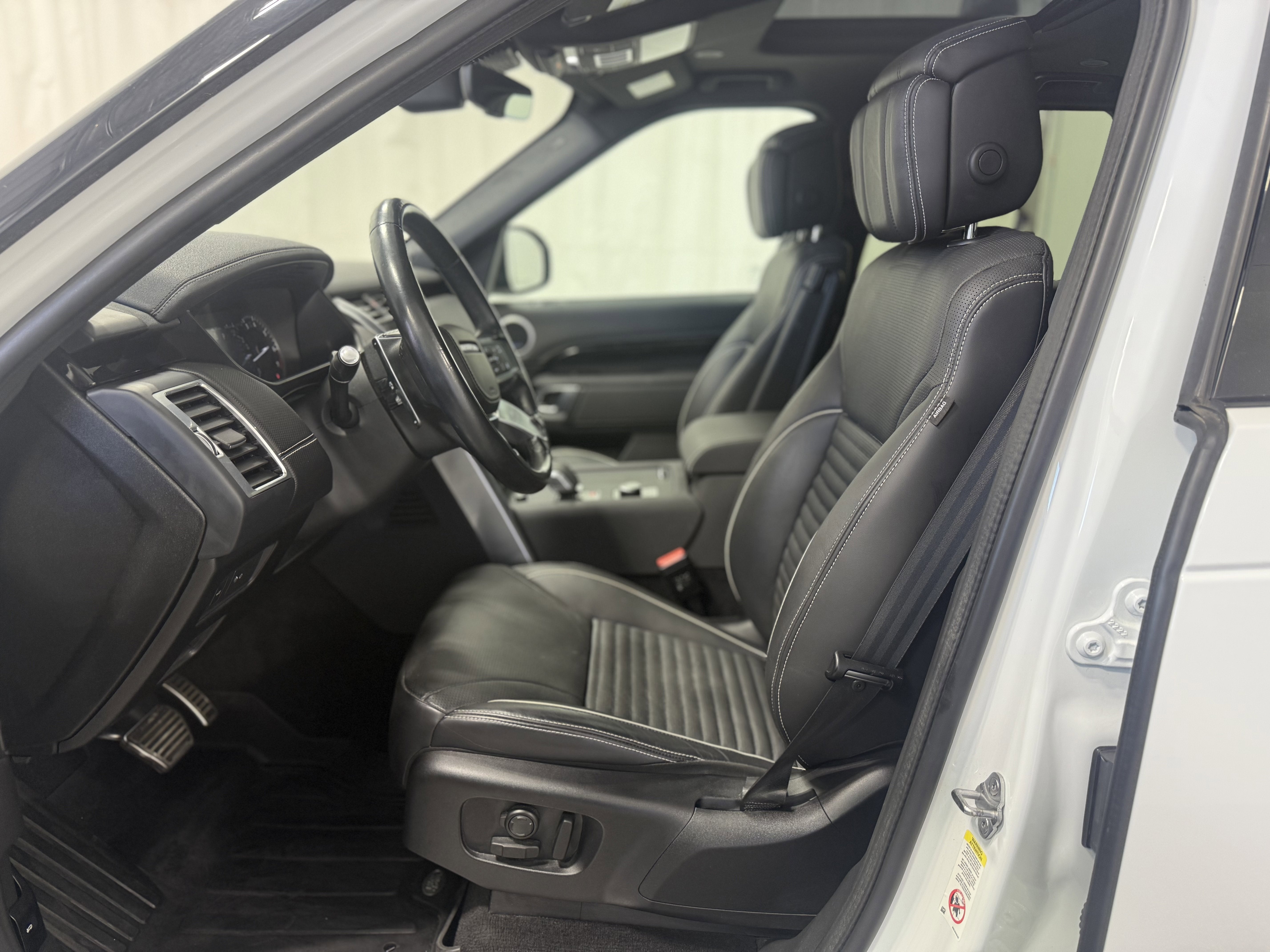 2023 Land Rover Discovery Metropolitan Edition