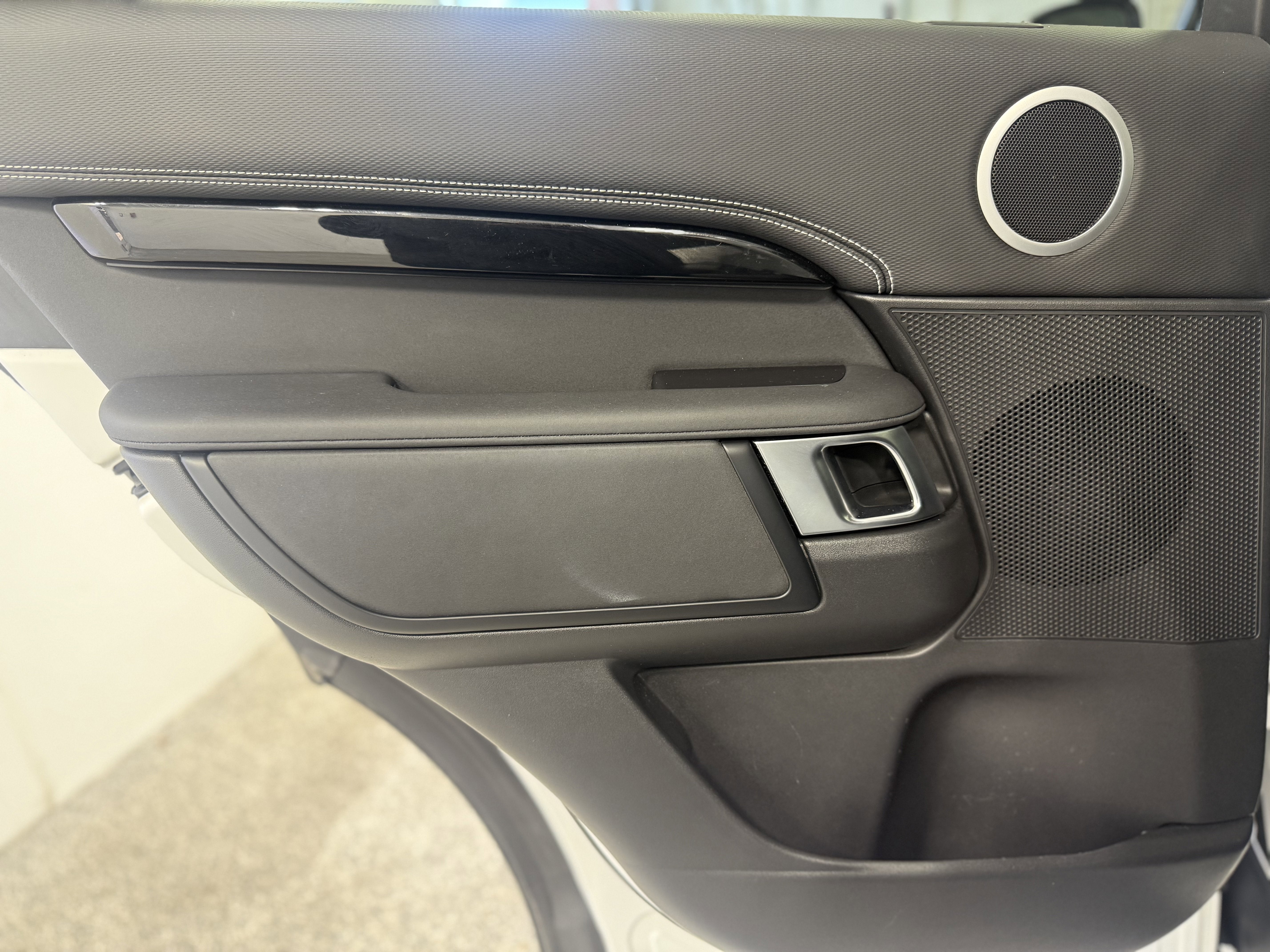 2023 Land Rover Discovery Metropolitan Edition