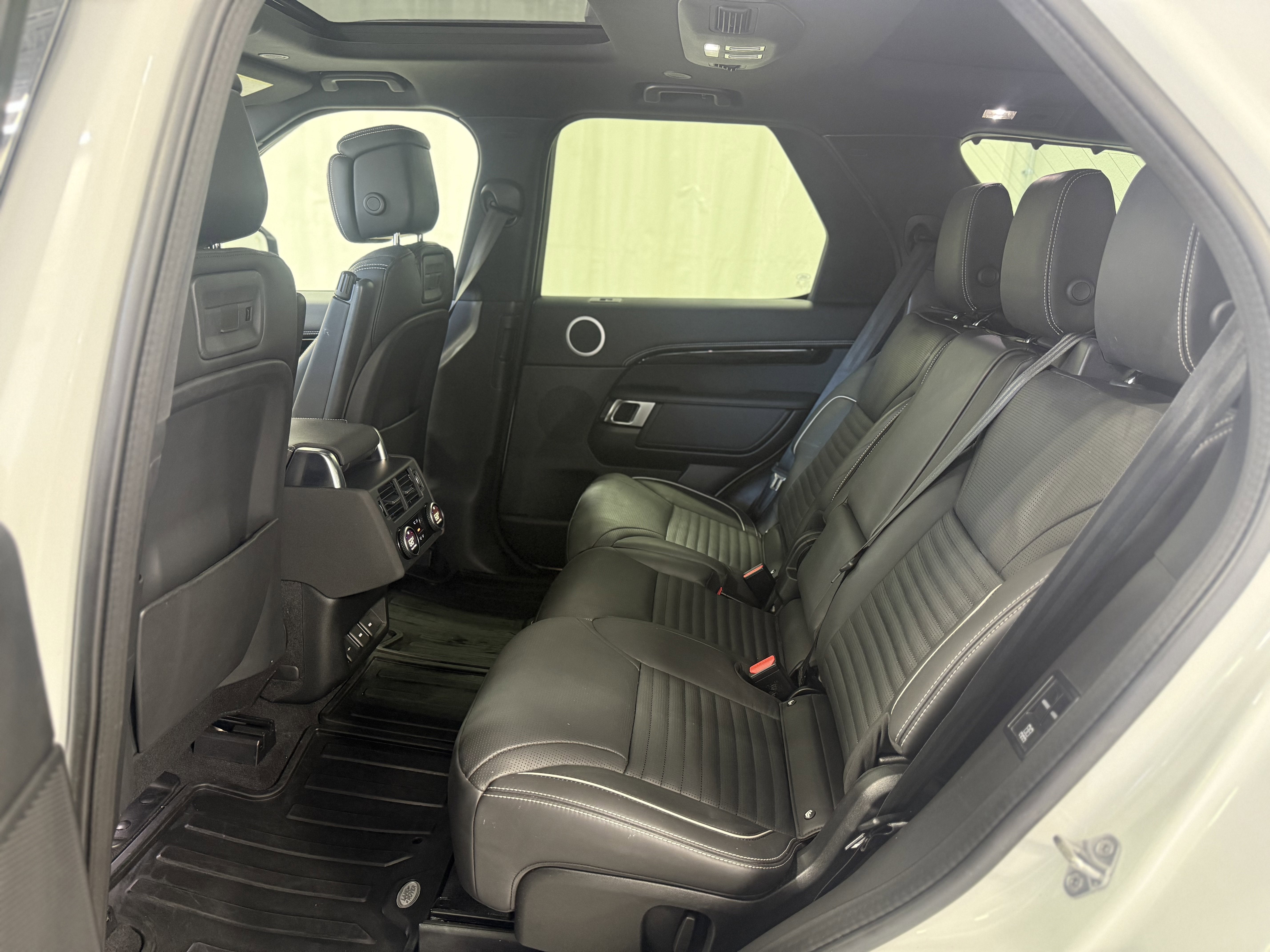 2023 Land Rover Discovery Metropolitan Edition