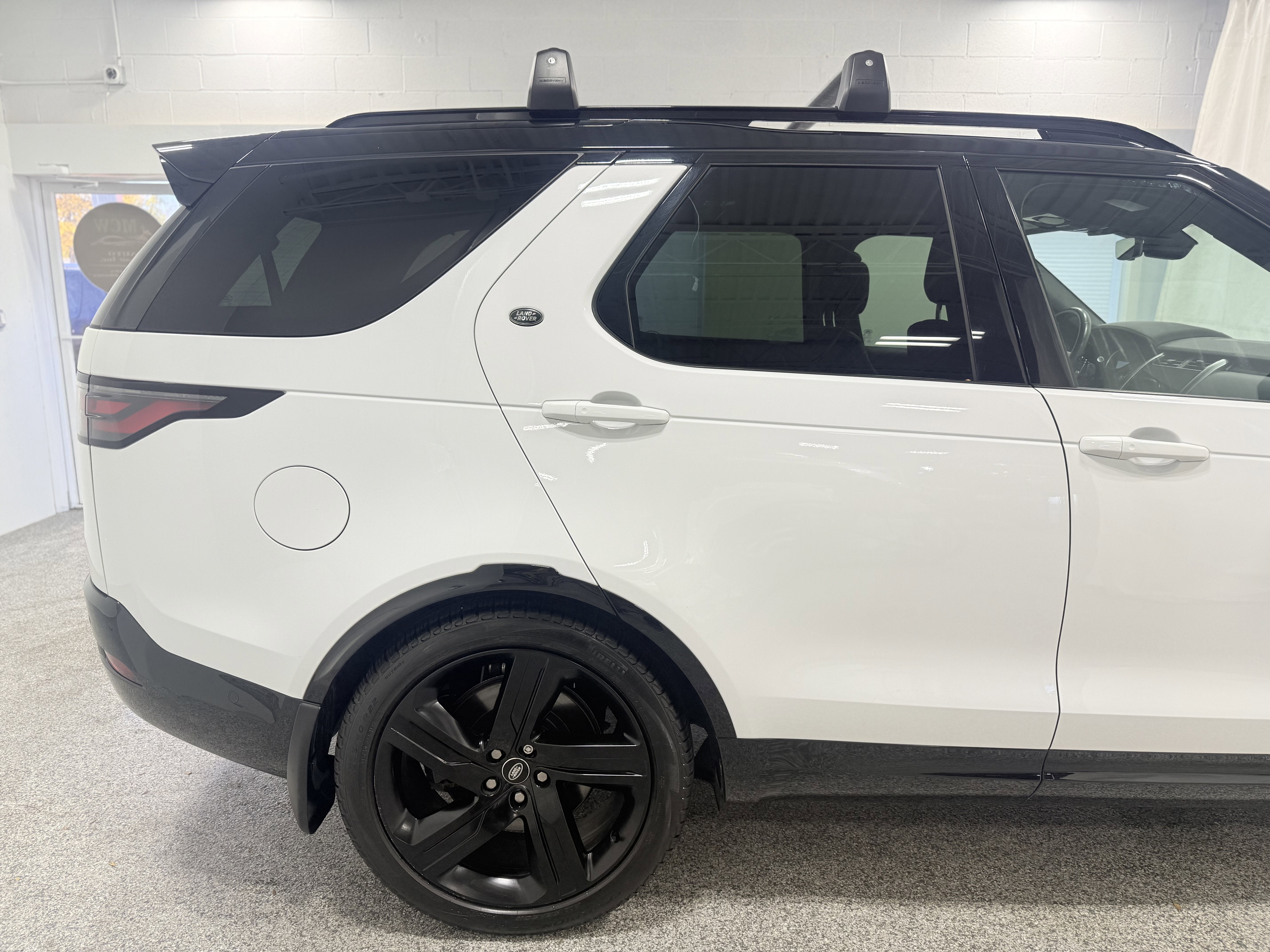 2023 Land Rover Discovery Metropolitan Edition