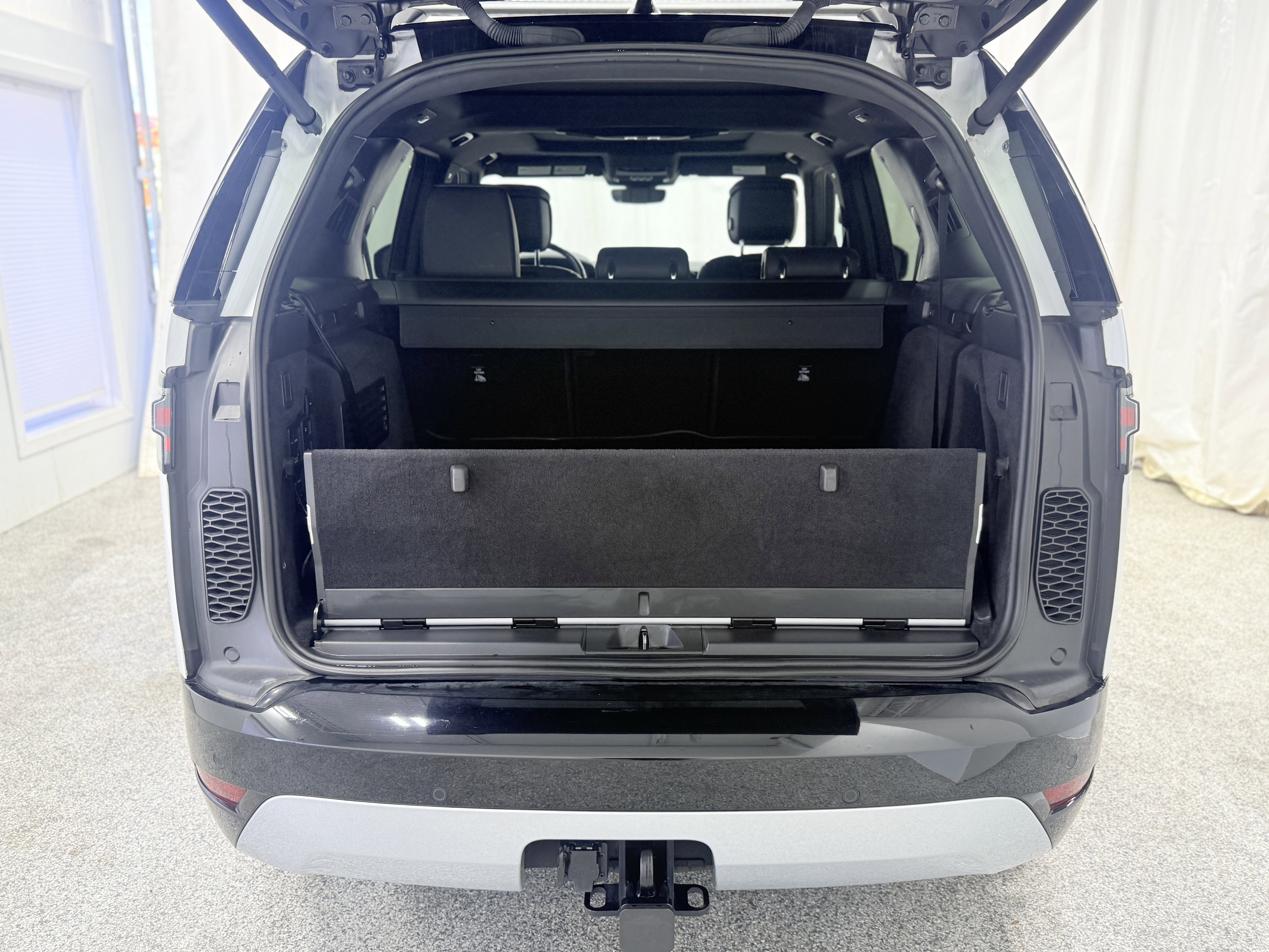 2023 Land Rover Discovery Metropolitan Edition