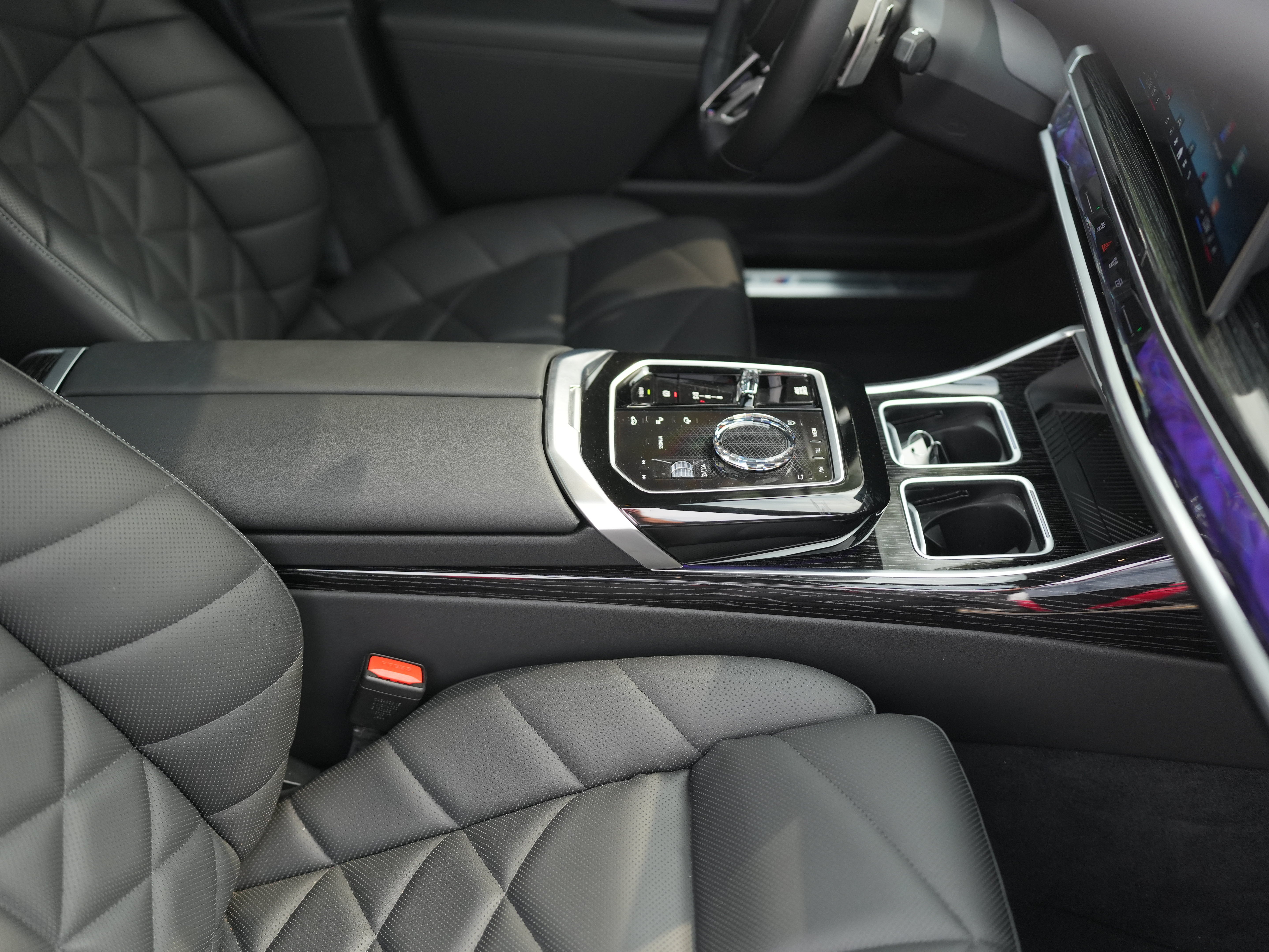 2025 BMW 740i 740i