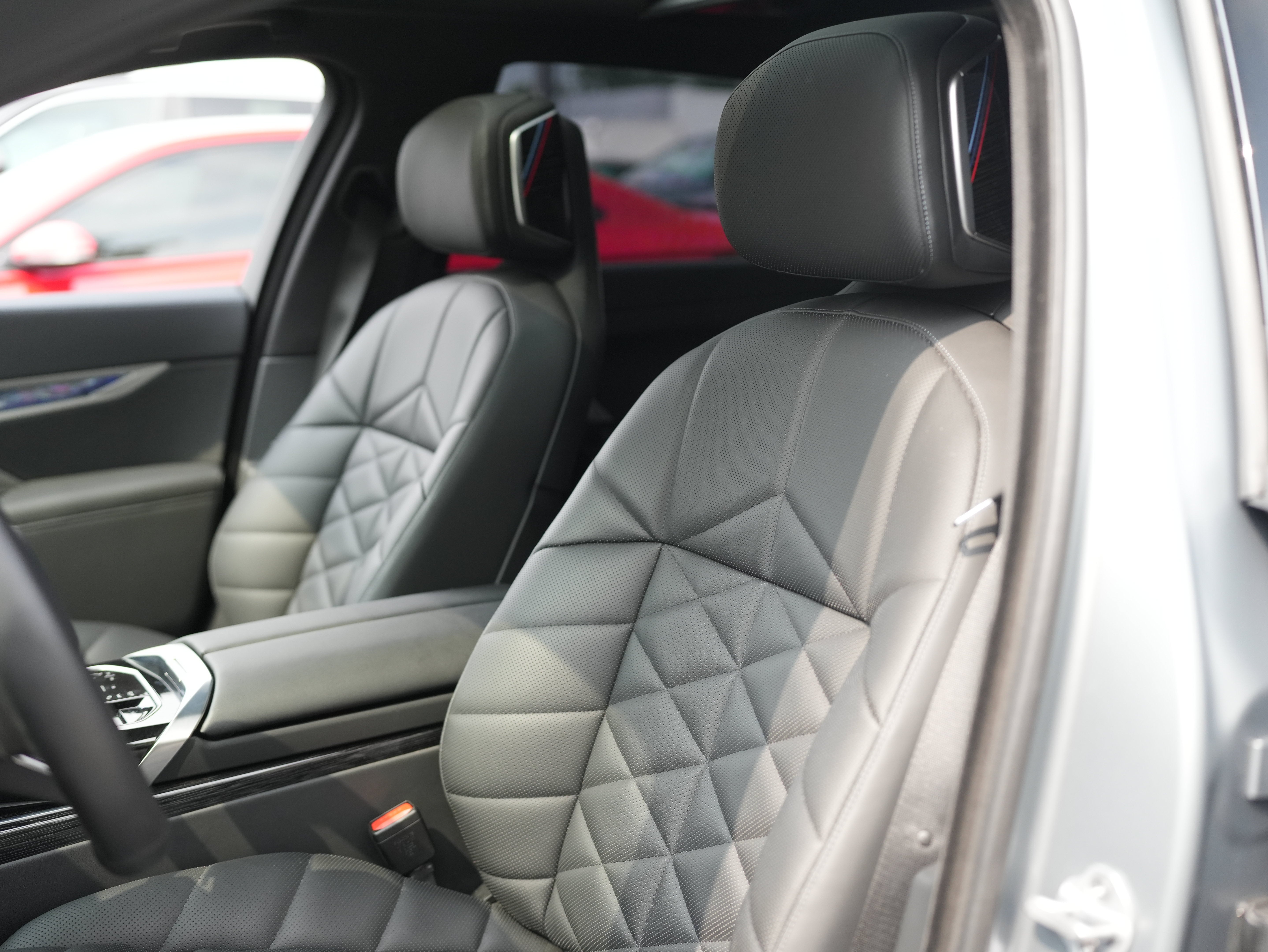 2025 BMW 740i 740i