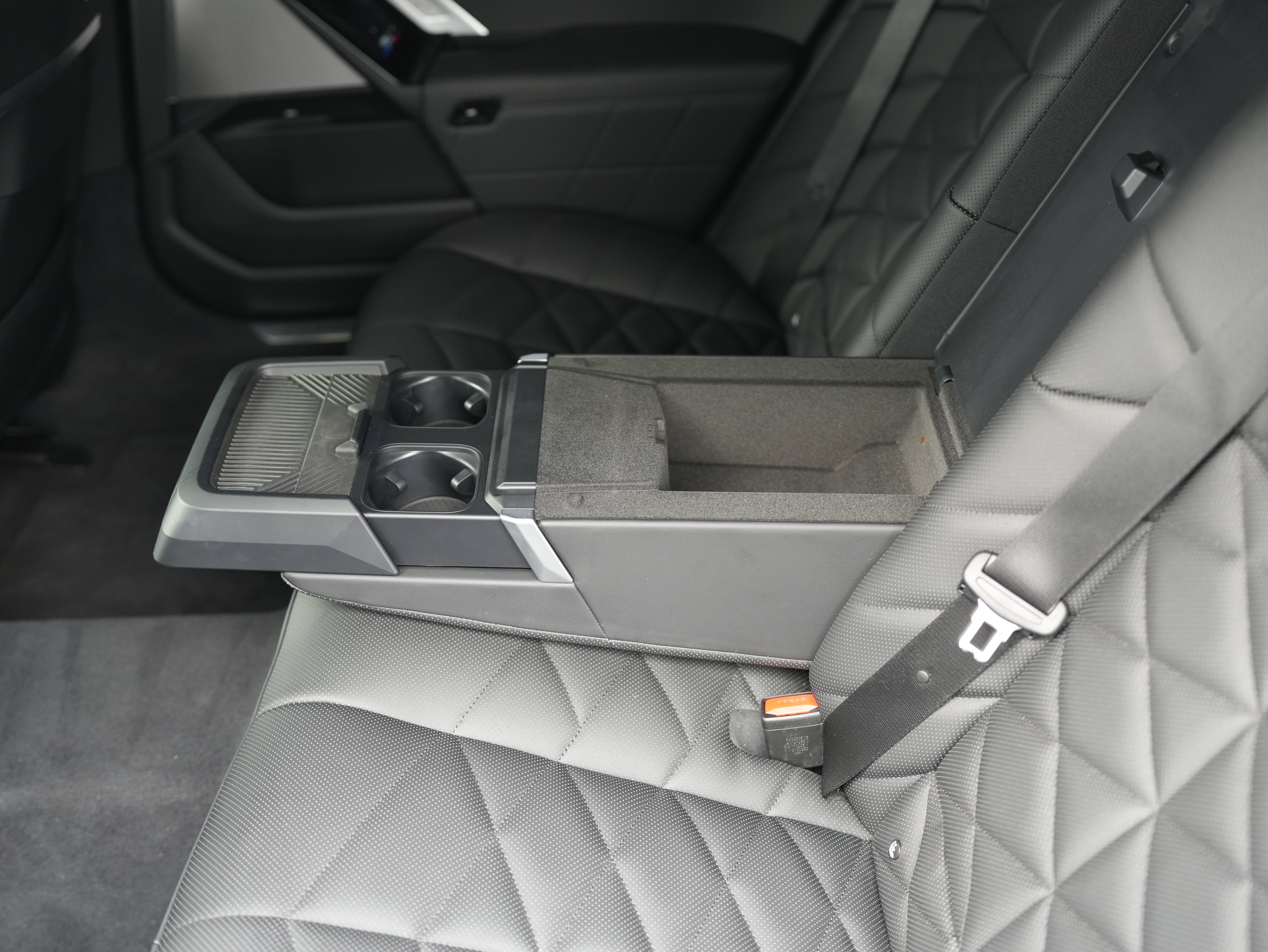 2025 BMW 740i 740i