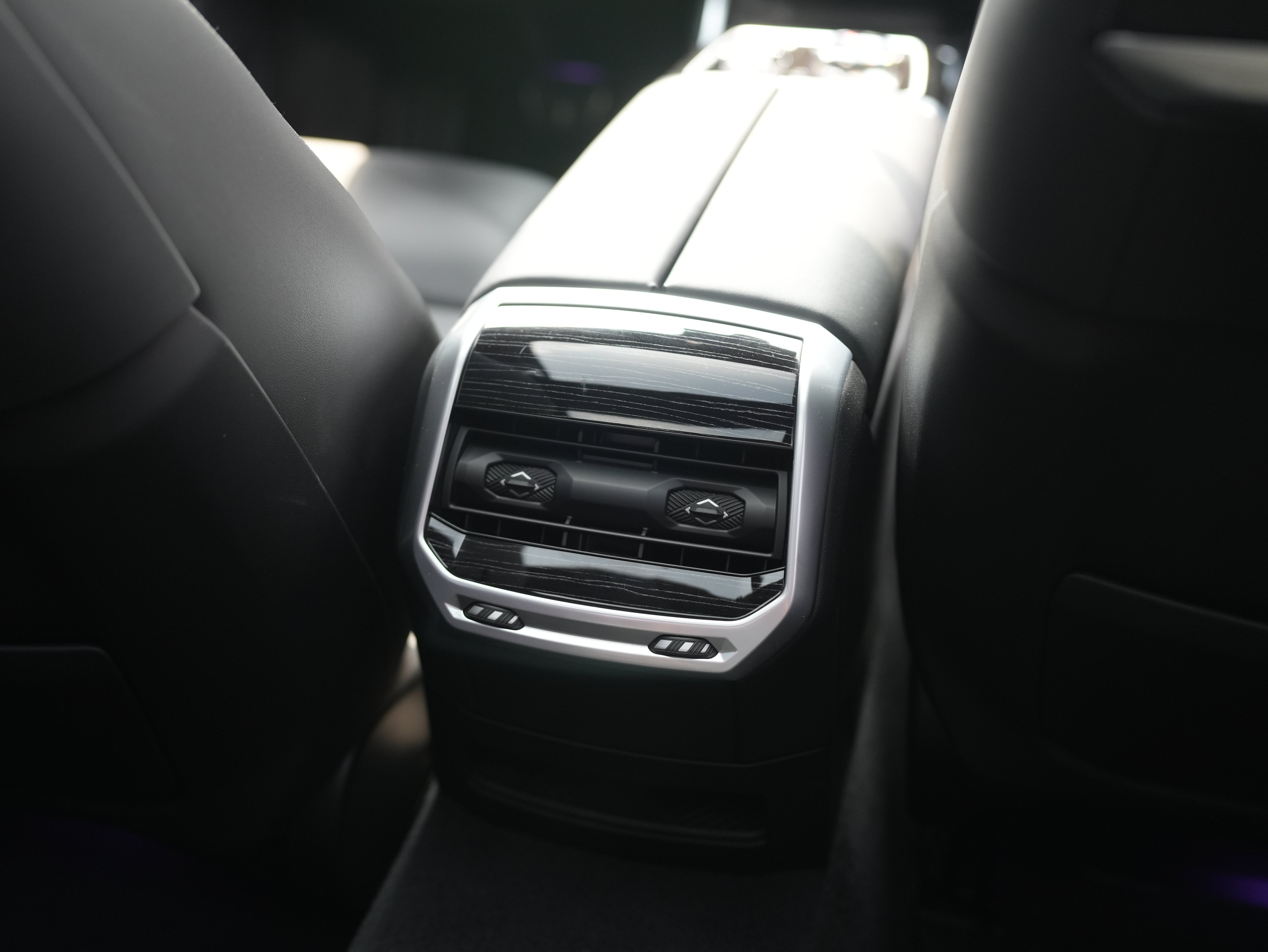 2025 BMW 740i 740i