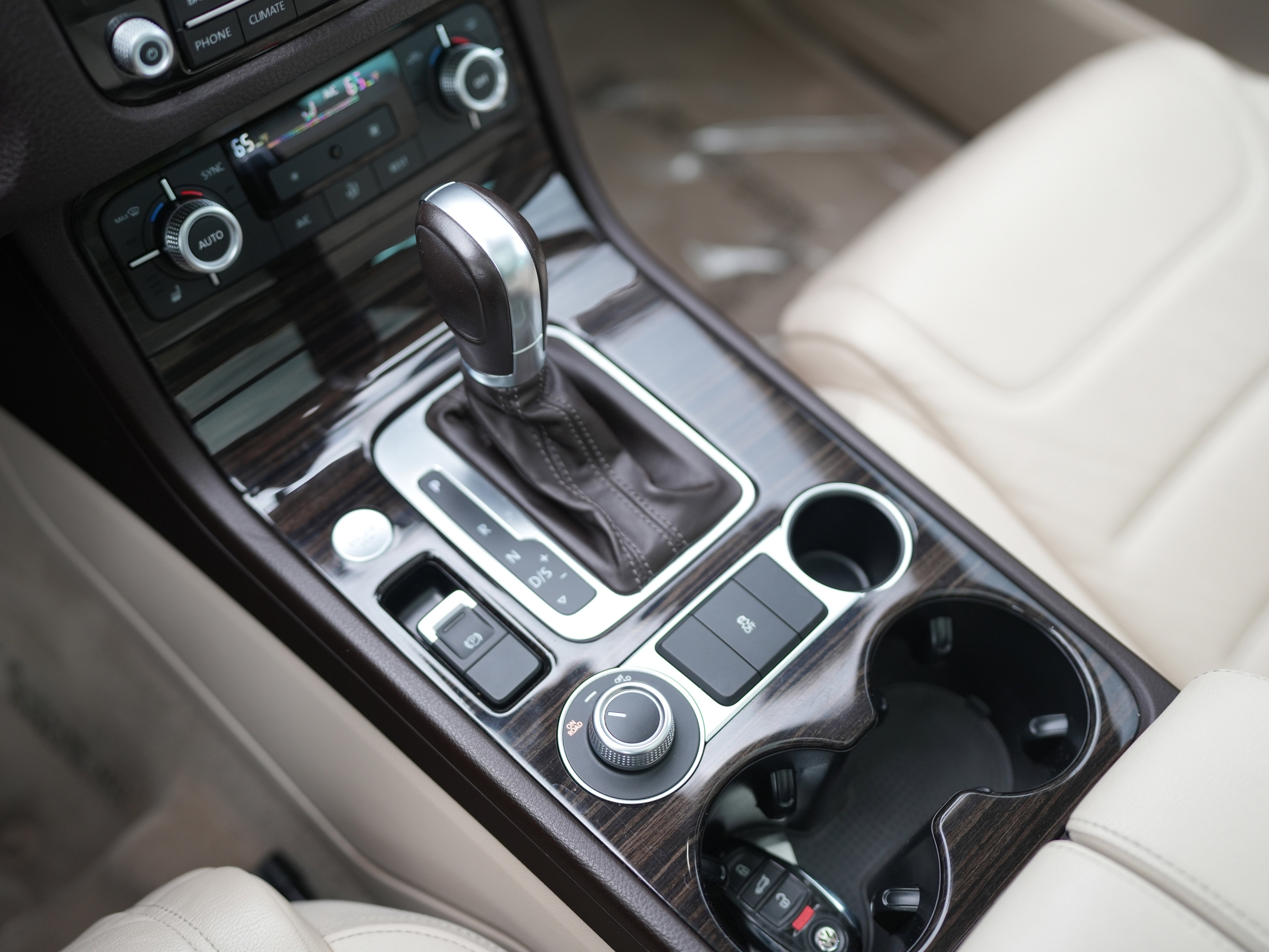 2015 Volkswagen Touareg Sport w/Technology