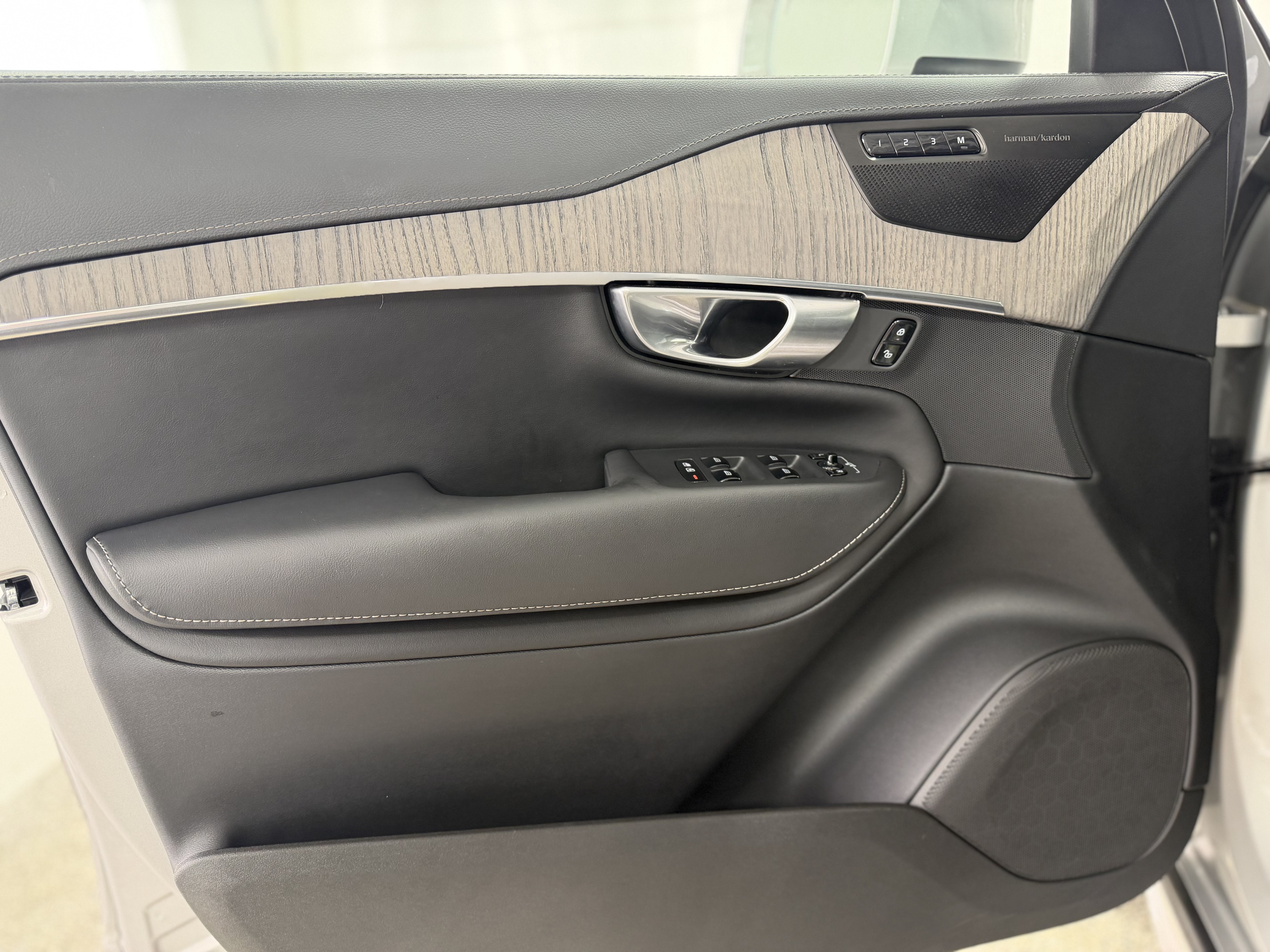2024 Volvo XC90 B6 Ultimate Bright Theme 6-Seater