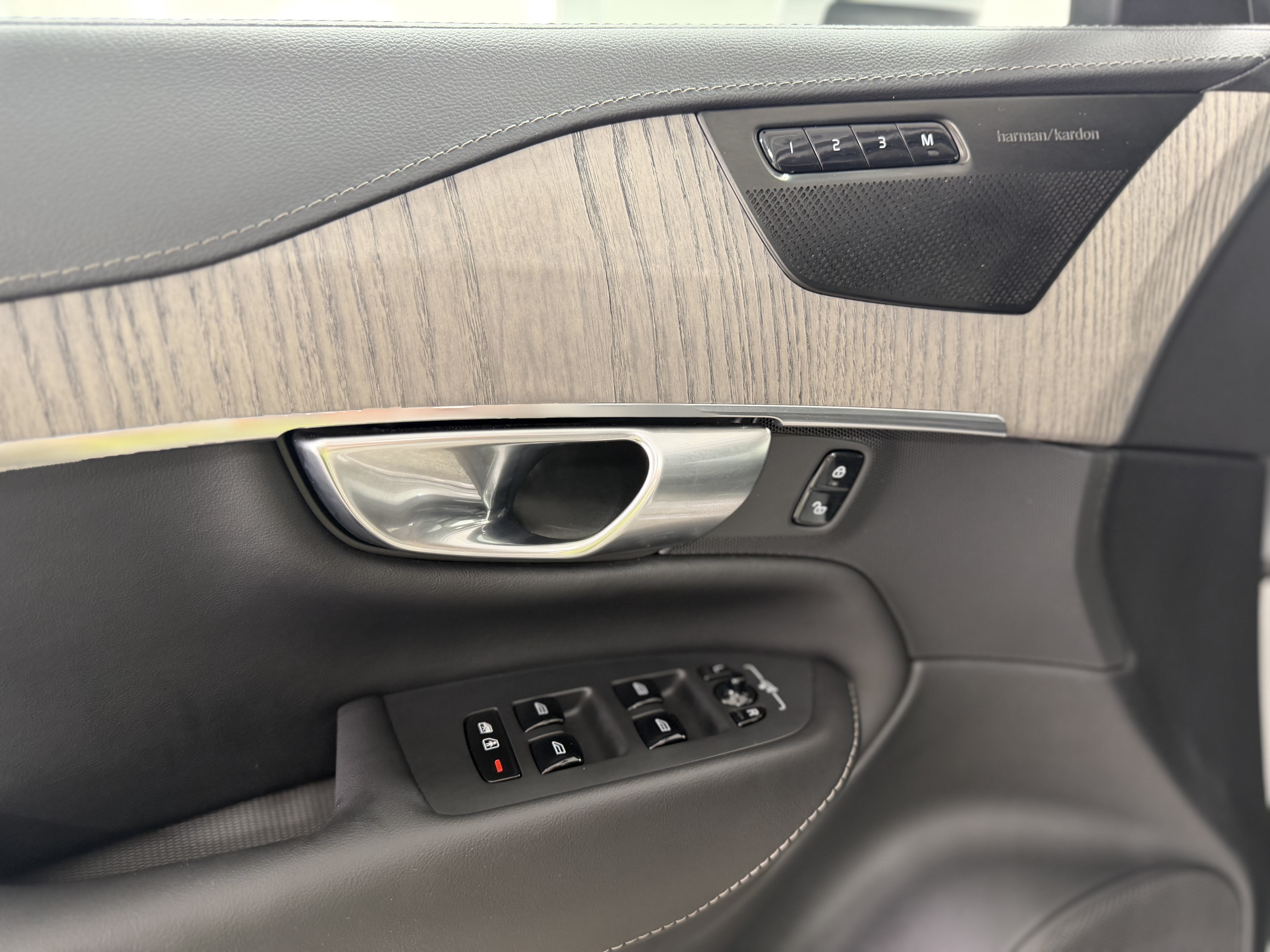 2024 Volvo XC90 B6 Ultimate Bright Theme 6-Seater