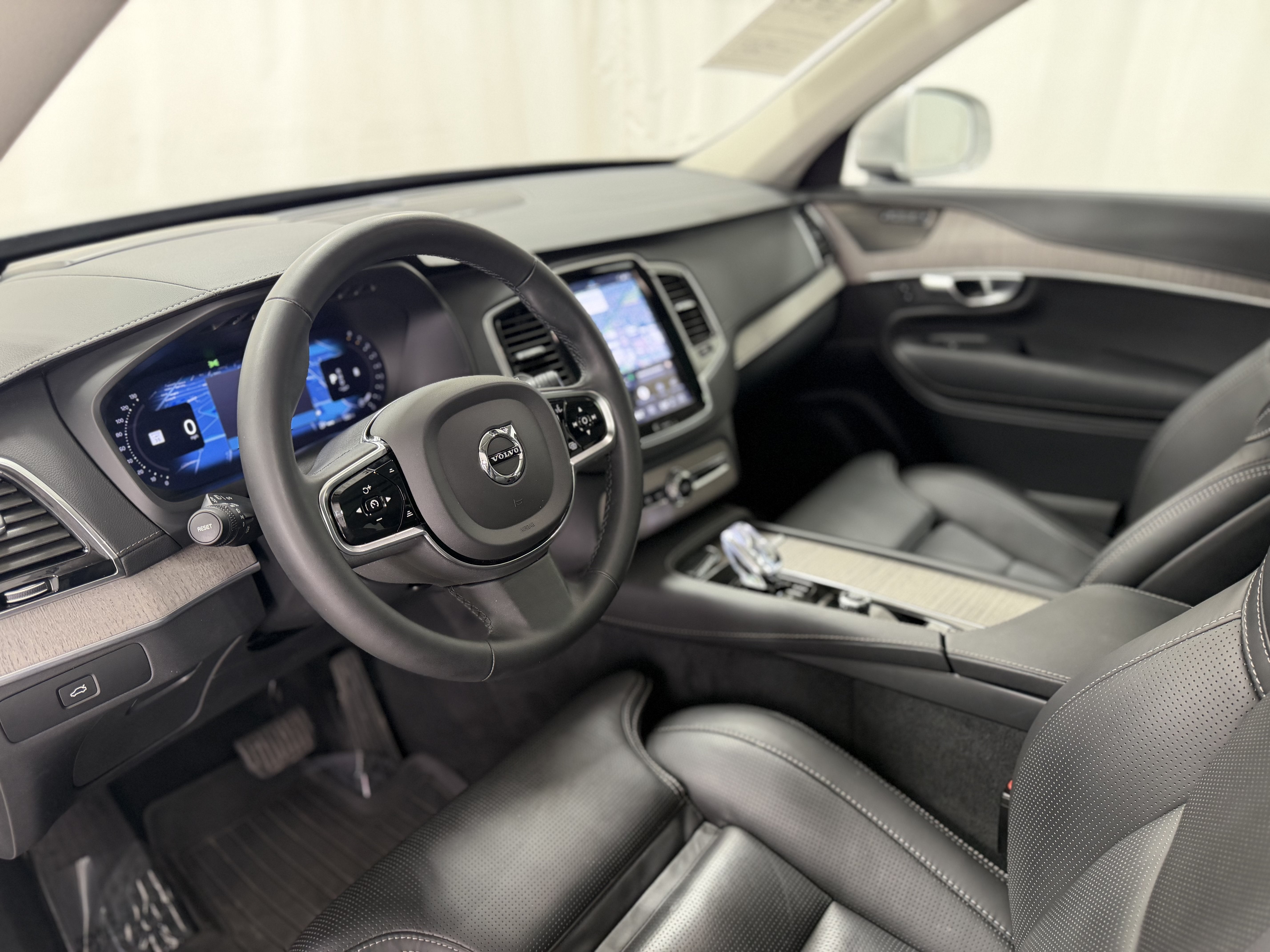 2024 Volvo XC90 B6 Ultimate Bright Theme 6-Seater