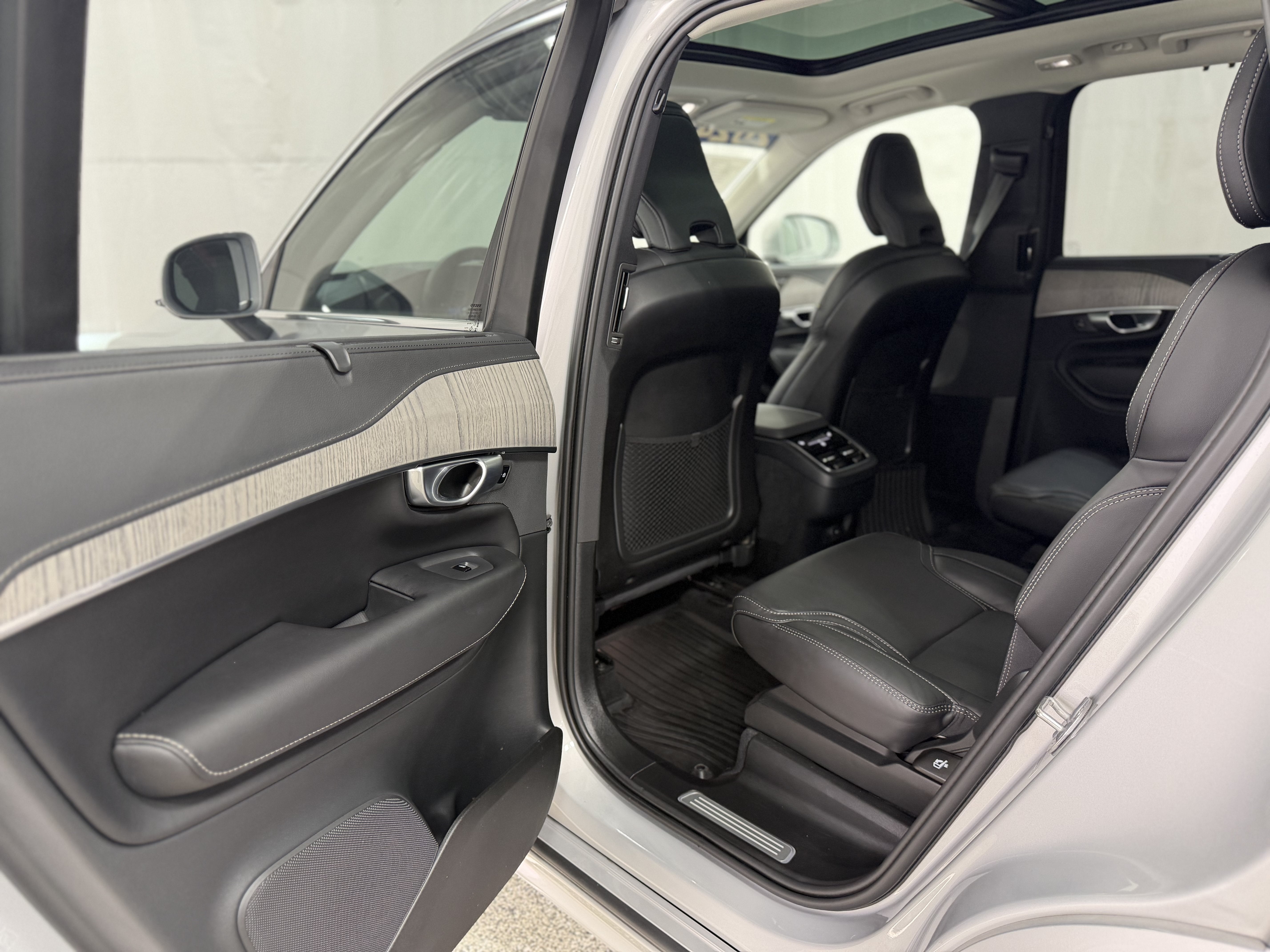 2024 Volvo XC90 B6 Ultimate Bright Theme 6-Seater