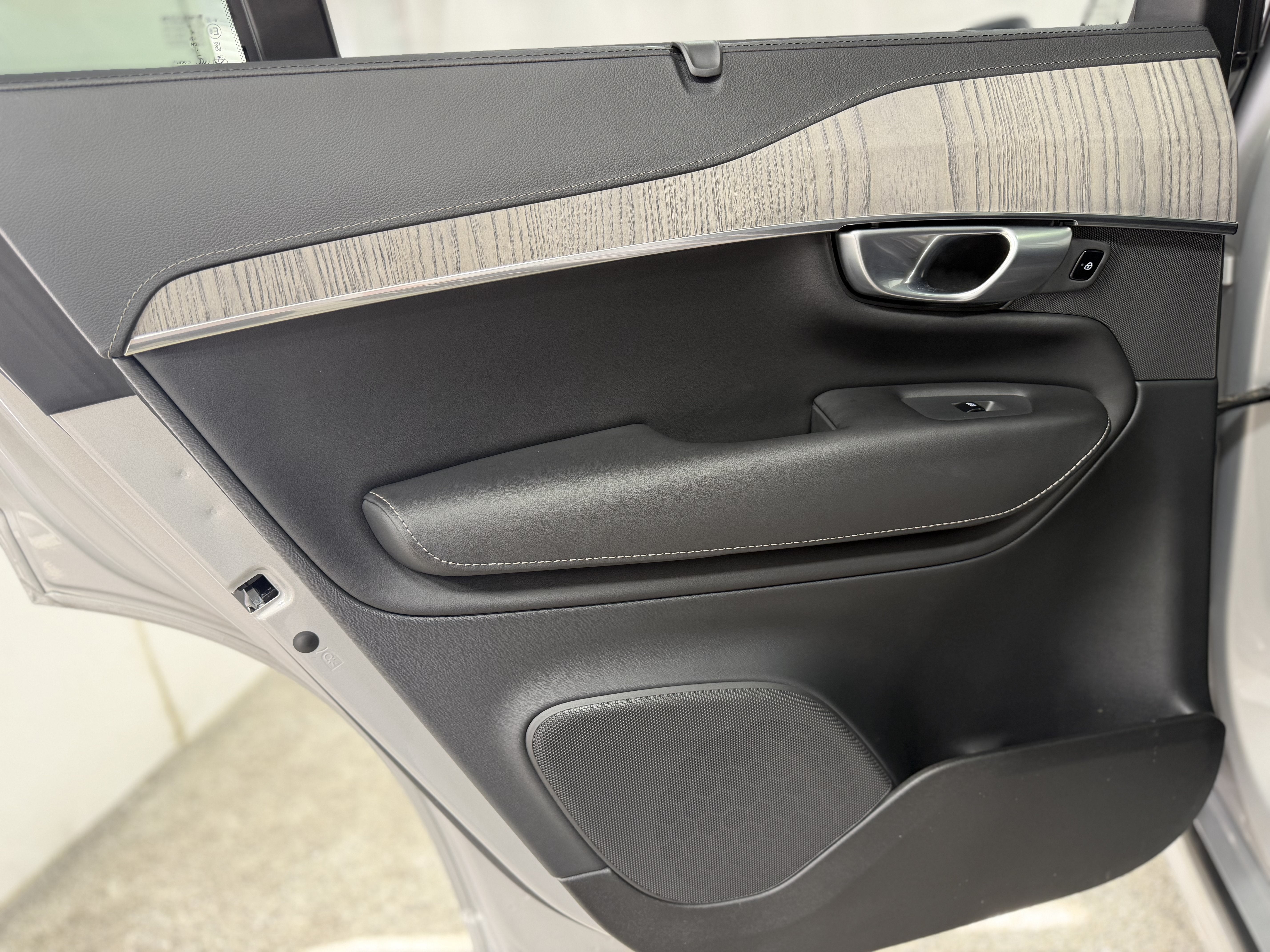 2024 Volvo XC90 B6 Ultimate Bright Theme 6-Seater