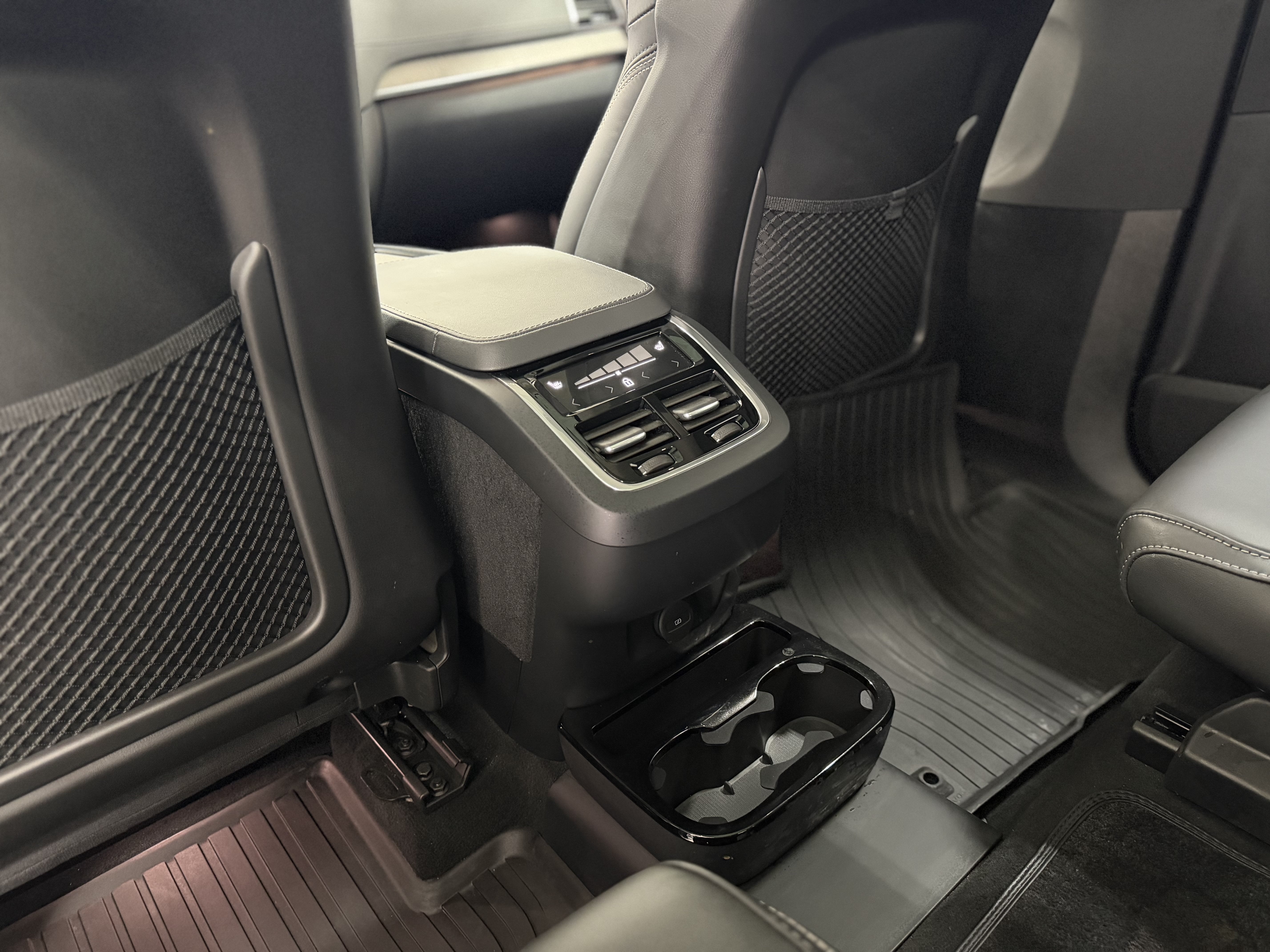 2024 Volvo XC90 B6 Ultimate Bright Theme 6-Seater
